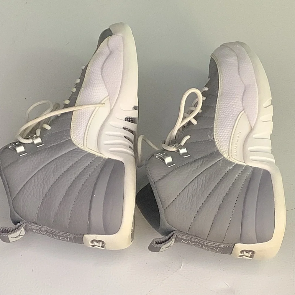 RETRO AIR JORDAN’S GRAY AND WHITE